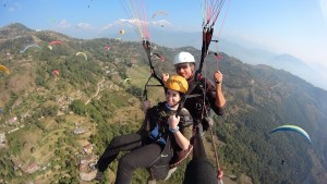 Sebastien Bourquin haciendo un vuelo en parapente biplaza en Pockara Nepal.