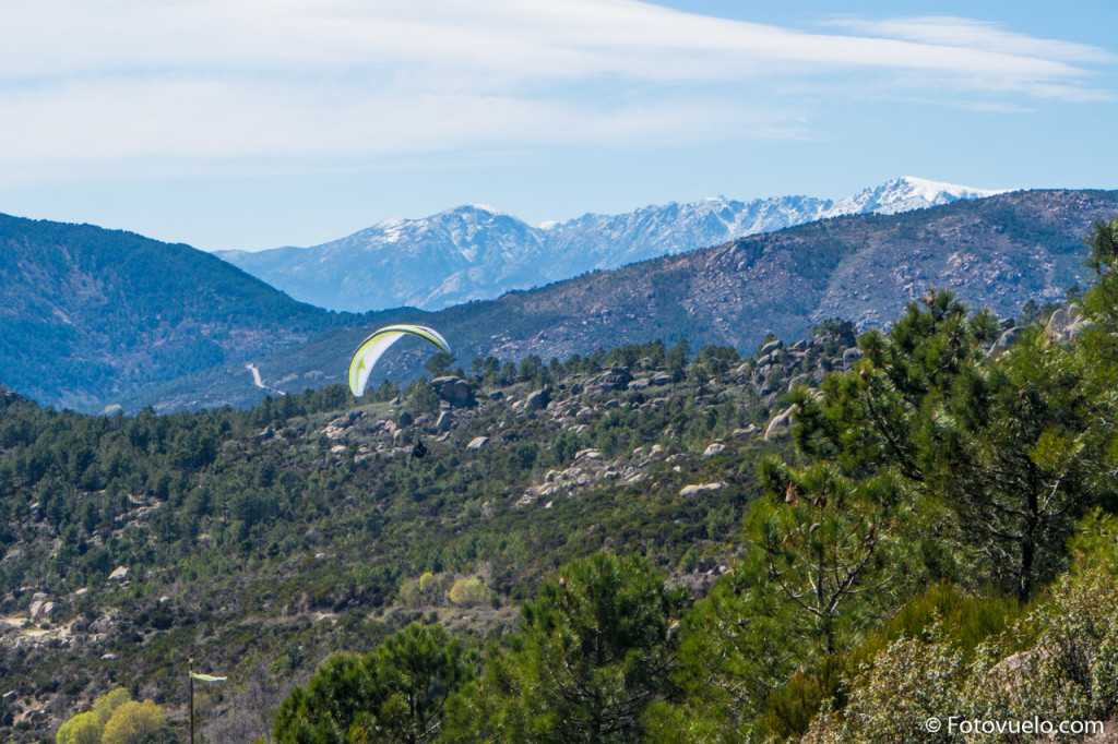 Aprovechando las térmicas de primavera con el parapente Swing Nyos. Al fondo la sierra de Gredos con sus cumbres nevadas.
