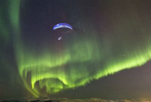 Horacio Llorens bajo la aurora boreal. Foto: © Red Bull Media House