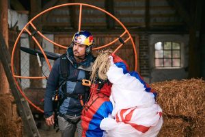 Horacio paramotor con estorninos. Foto:© ESBEN ZØLLNER / Red Bull