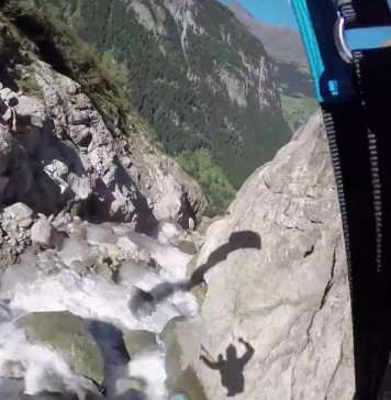 Parece peligroso esto de bajar por el glaciar haciendo toneles…