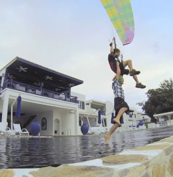 El viento esta fuerte para volar. ¡Entonces juguemos! Too much wind?
