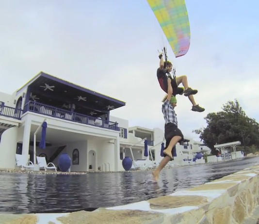 El viento esta fuerte para volar. ¡Entonces juguemos! Too much wind?