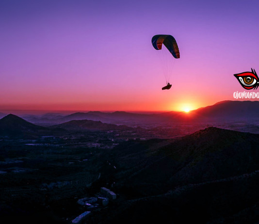 Atardecer en parapente Volando con el parapente BGD Base ya casi de noche