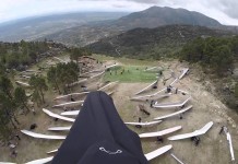 Aterrizaje de parapente entre 50 Alas Delta.