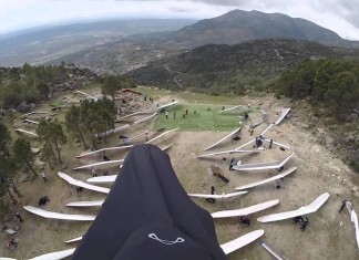 Aterrizaje de parapente entre 50 Alas Delta.