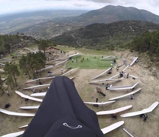 Aterrizaje de parapente entre 50 Alas Delta.