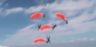Paracaidista recupera zapatilla de su compañero en pleno vuelo