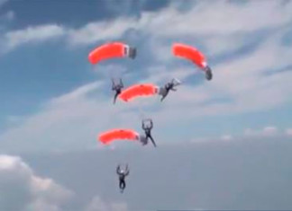 Paracaidista recupera zapatilla de su compañero en pleno vuelo