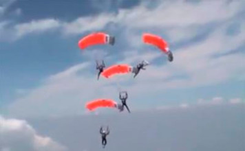 Paracaidista recupera zapatilla de su compañero en pleno vuelo