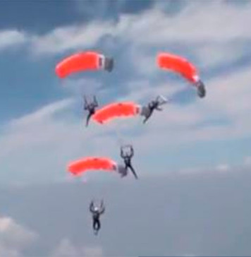 Paracaidista recupera zapatilla de su compañero en pleno vuelo