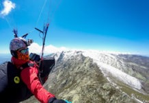 Llegando a los Galayos en parapente
