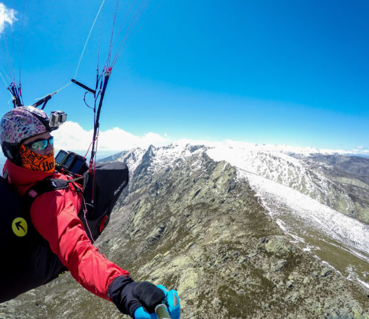 Llegando a los Galayos en parapente
