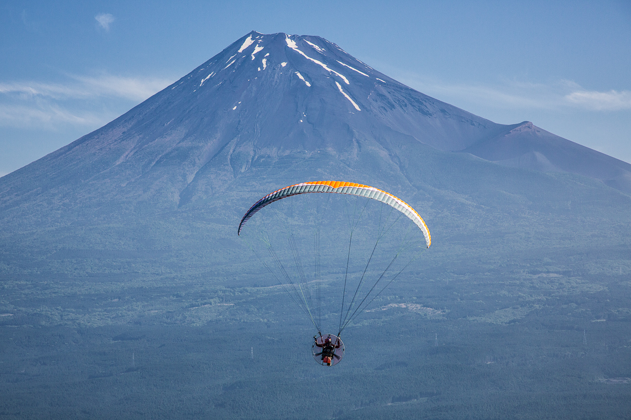Pal Takats - paramotor over Mount Fuji.