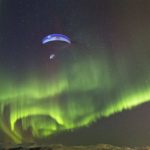 Horacio Llorens volando bajo la aurora boreal