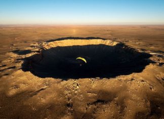 Paramotor en la inmensidad del cráter