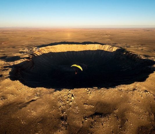 Paramotor en la inmensidad del cráter