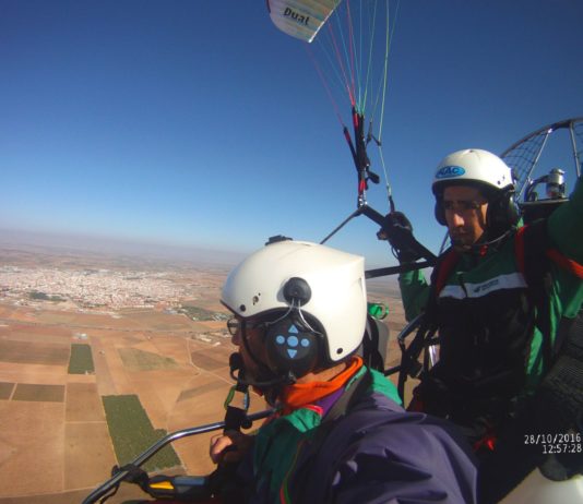 Récord de Paramotor biplaza 568,47km: Un proyecto, dos enfoques Record del mundo de paramotor biplaza
