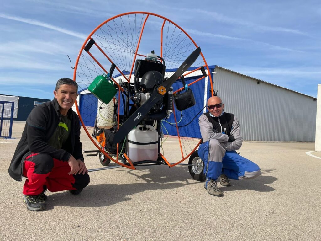 Martin Carpio e Isidoro Fernández junto al paratrike Airfer Diamond Evo equipado con motor Cosmos 300, antes del vuelo de récord