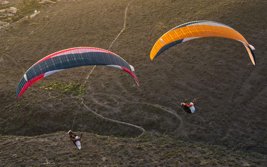 Advance Tau DLS ¡Presentado el esperado parapente sport de 2 bandas del fabricante suizo! 2 Advance Tau DLS, Colores de serie Indigo y Orange.