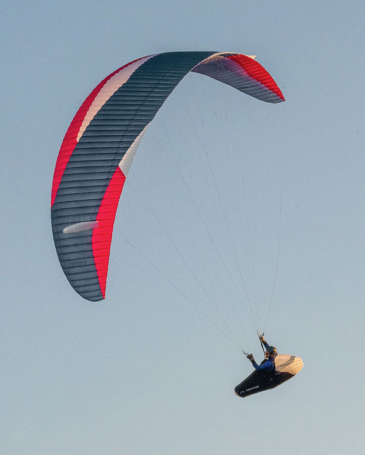 Advance Tau DLS ¡Presentado el esperado parapente sport de 2 bandas del fabricante suizo! 3 El Advance Tau DLS, nacio para retos ambiciosos de XC y competir en clase Sport manteniendo un elevado nivel de confort.