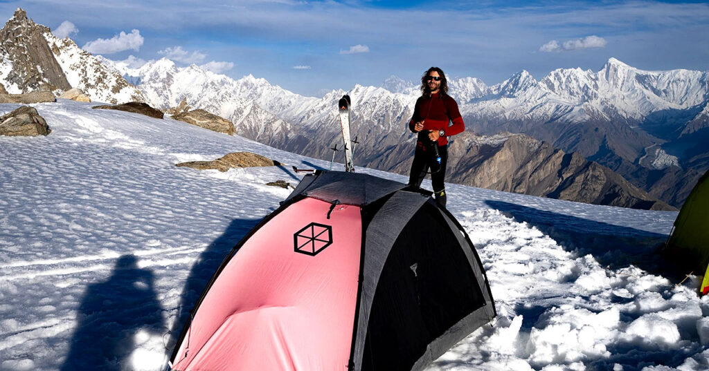 Antoine Girard 400 km de tringulo FAI en Pakistán, nuevo hito en la historia del parapente. 3 Antoine Girard ha logrado cerrar el primer triángulo FAI de 400 kilómetros de la historia.