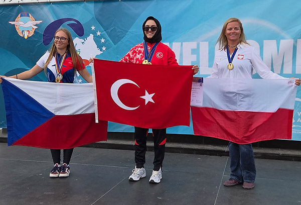 Moncho, campeón de Europa de parapente de precisión tras un tenso desempate con Ivan Pavlov 3 Podium femenino: 1º Kübra Cengiz, 2º Karolína Koudelová y Marketa Tomaskova.