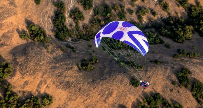 Parapente Icaro Pandion en vuelo sobre el monte