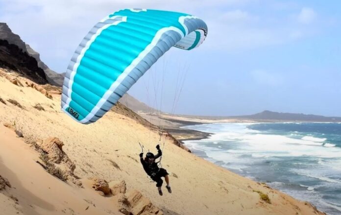 Parakite Level Wings Fierce volando en una duna costera
