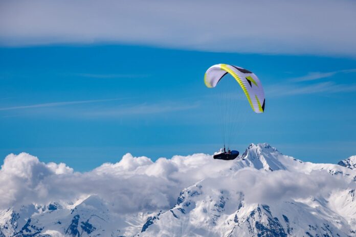 Parapente Sky Paragliders sobre montañas nevadas