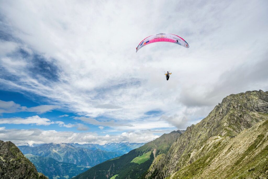 La Red Bull X-Alps 2027 batirá su récord de participación: 37 atletas y siete mujeres 2 Piloto en vuelo durante la Red Bull X-Alps